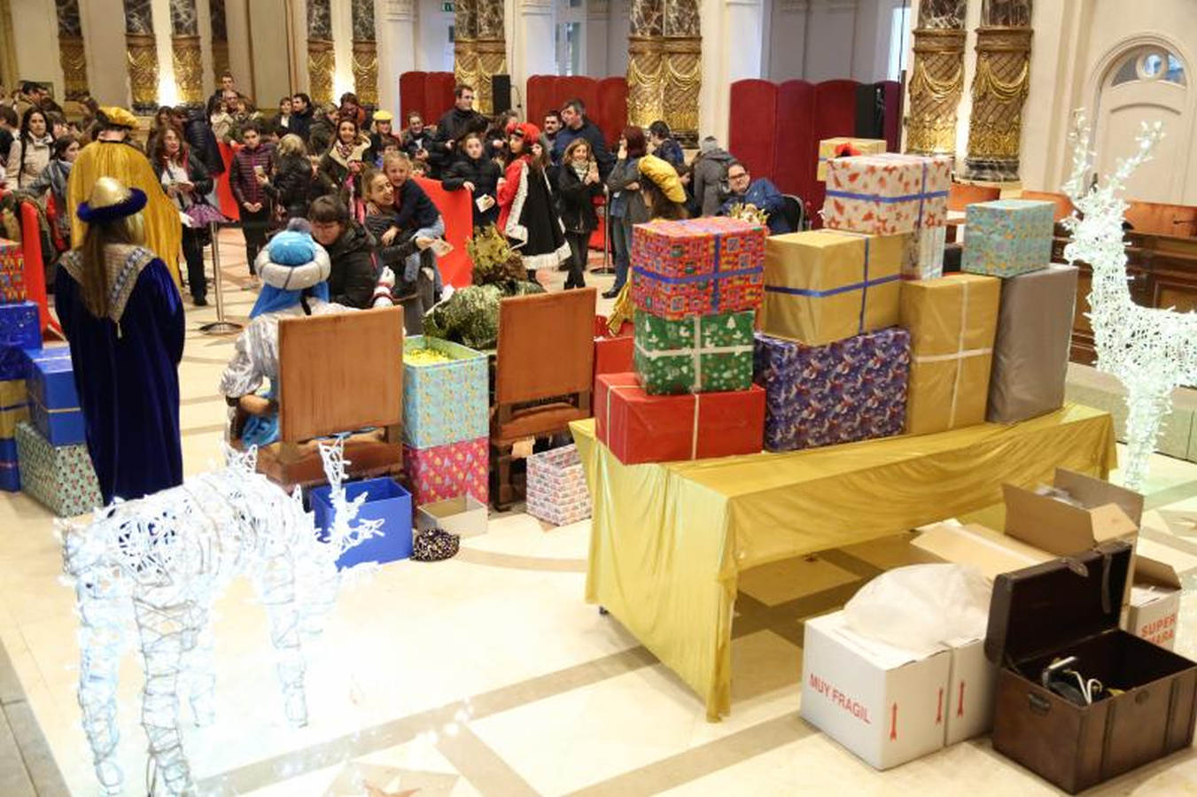 Sus Majestades de Oriente, acompañados de carteras, que se estrenan con la comitiva real, han recogido las misivas de los niños más rezagados