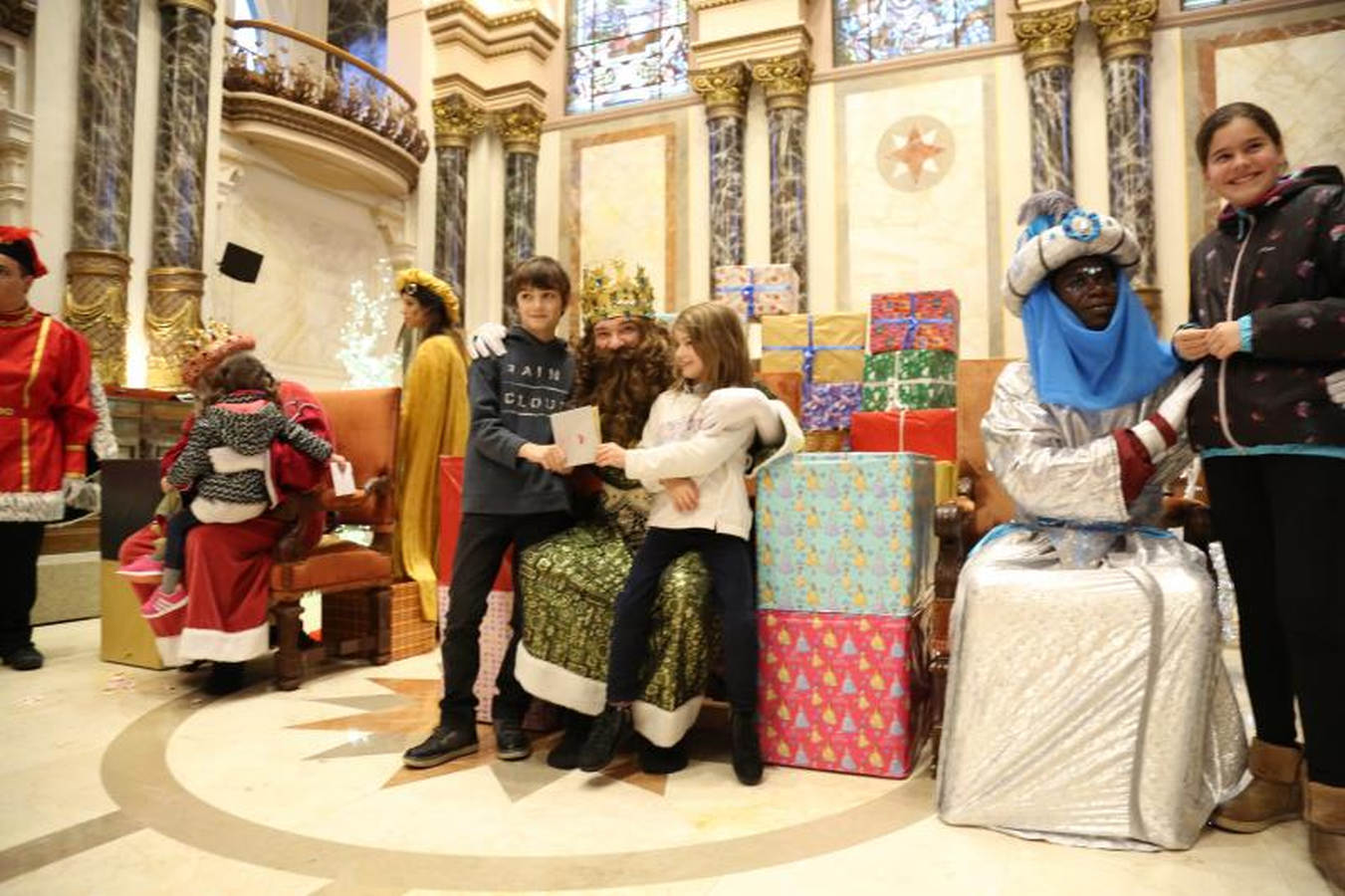 Sus Majestades de Oriente, acompañados de carteras, que se estrenan con la comitiva real, han recogido las misivas de los niños más rezagados