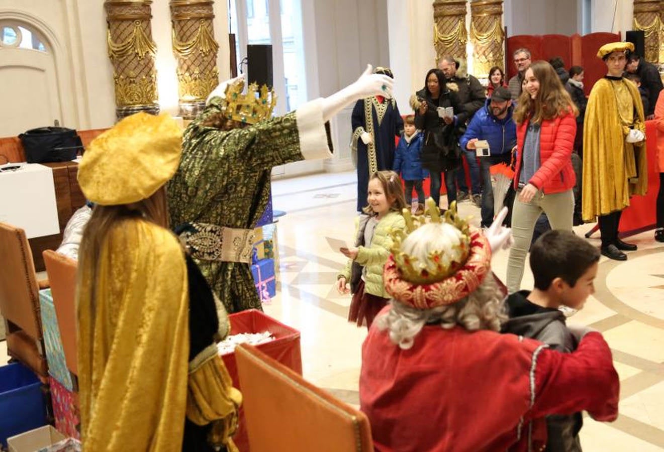 Sus Majestades de Oriente, acompañados de carteras, que se estrenan con la comitiva real, han recogido las misivas de los niños más rezagados