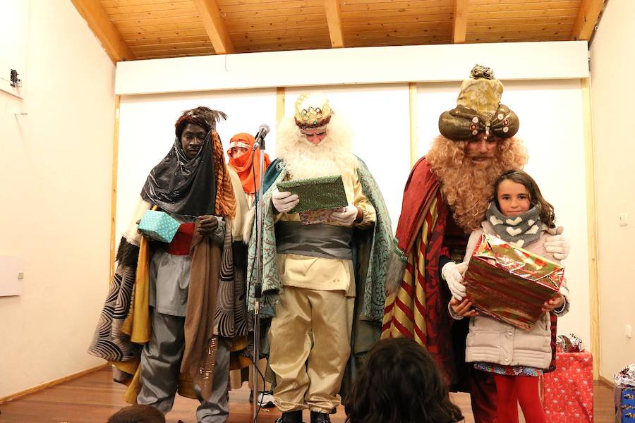 Melchor, Gaspar y Baltasar llegaron cargados de regalos y la lluvia no pudo con la ilusión de los hondarribitarras, que salieron a la calle a recibir a los Reyes Magos.