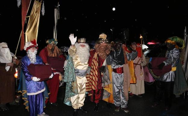 Galería. Los Reyes Magos saludan en Hondarribia.