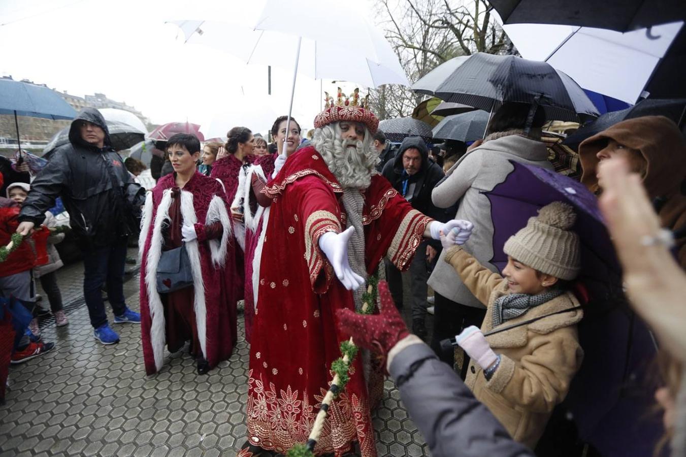 Los Reyes Magos han llegado este año por el río Urumea. Tras visitar el mercado navideño han iniciado una gira por los barrios, comenzando por Gros y sin dejarse el Hospital Donostia.