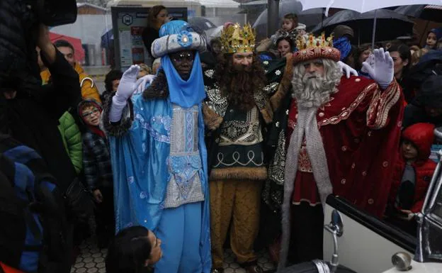 Galería. Los Reyes Magos han repartido regalos e ilusión por las calles de Donostia.