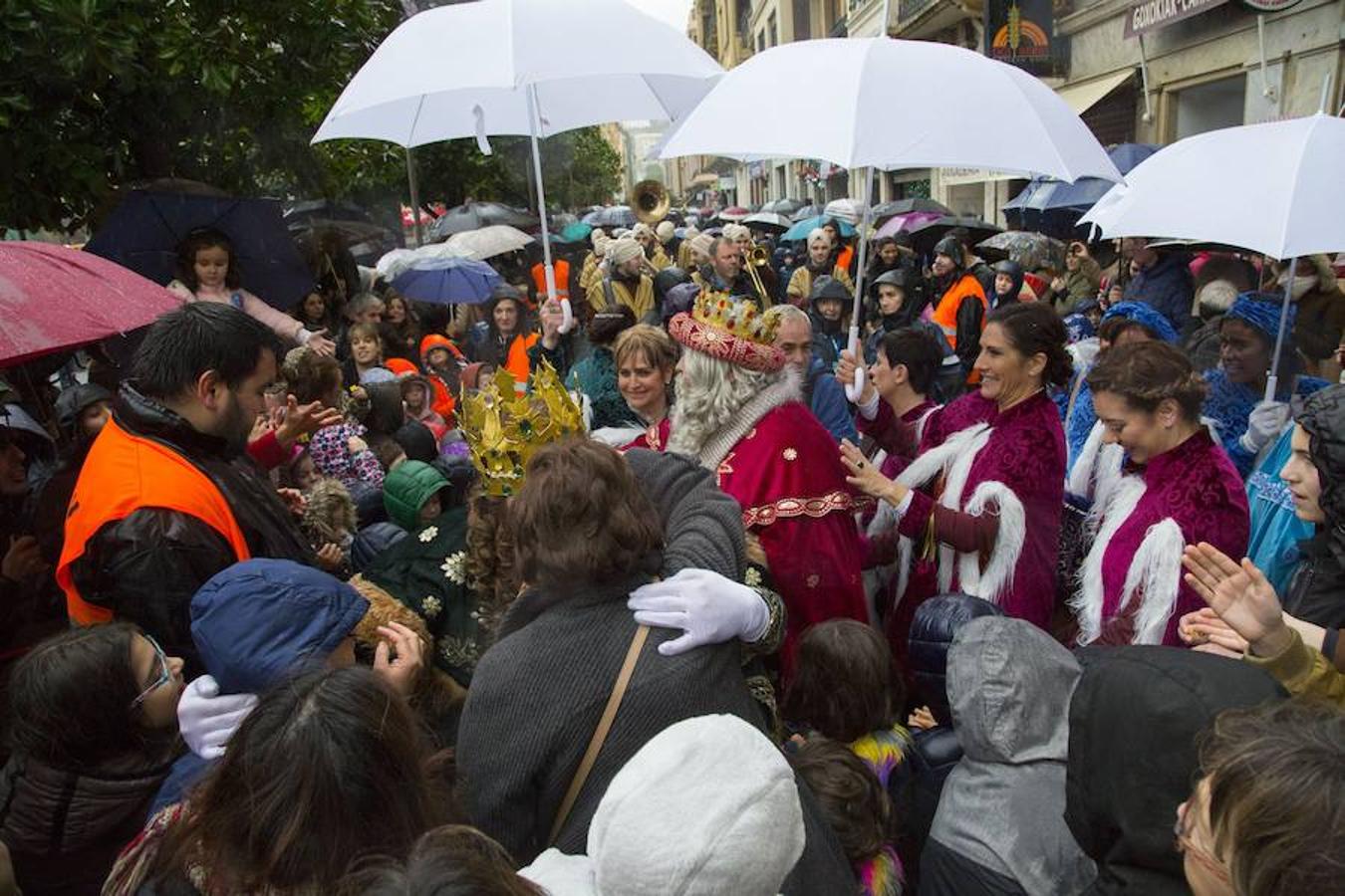 Los Reyes Magos han llegado este año por el río Urumea. Tras visitar el mercado navideño han iniciado una gira por los barrios, comenzando por Gros y sin dejarse el Hospital Donostia.