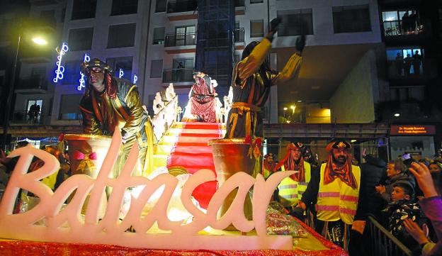 Lanzamiento de caramelos. Los pajes trabajaron de lo lindo.