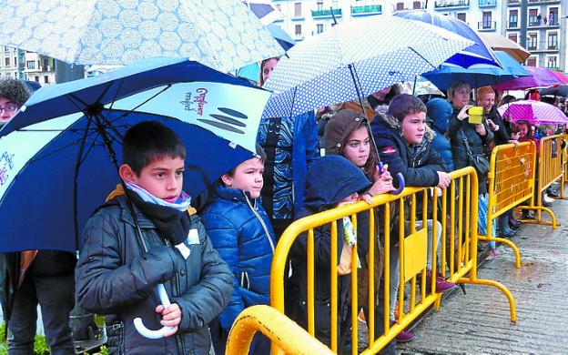 Los niños, esperando el desembarco de los de Oriente en el puerto.