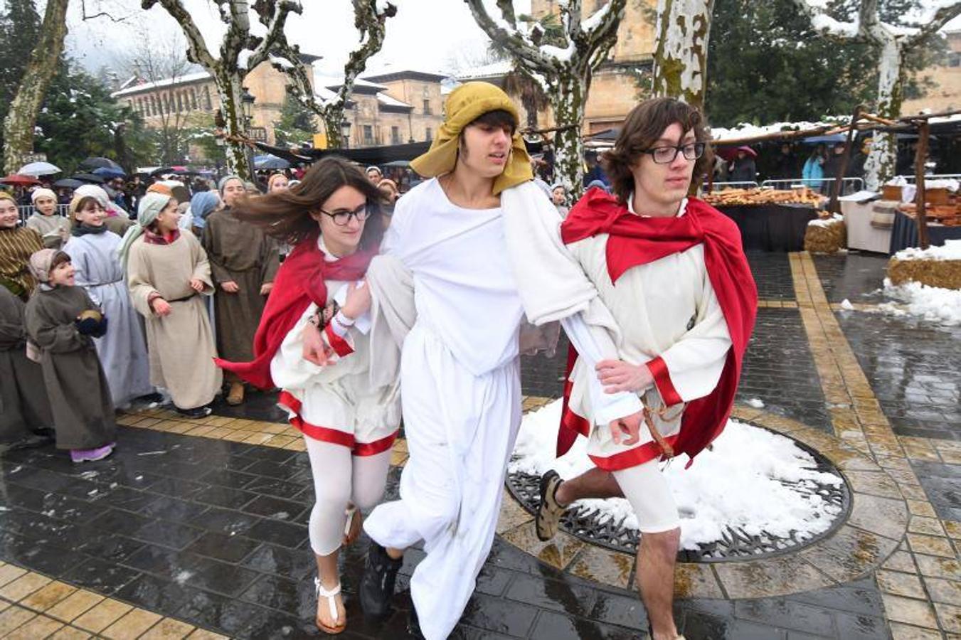 La tradición del Astotxo Eguna se cumplió en Lazkao pese a la nieve que cubría las calles y las gélidas temperaturas