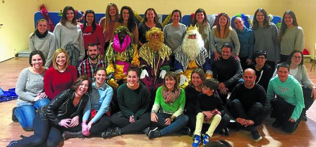 Grupo de voluntarios de la Asociación Navarra de Autismo que ha participado en la Escuela de Navidad.
