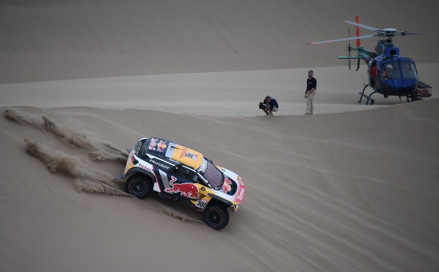 El Rally Dakar 2018 arrancó este pasado 6 de enero en Lima (Bolivia) y finalizará el próximo 20 de enero en Córdoba (Argentina). Las 14 etapas de este año recorrerán entre 8.276 kilómetros y 8.793, dependiendo de la categoría