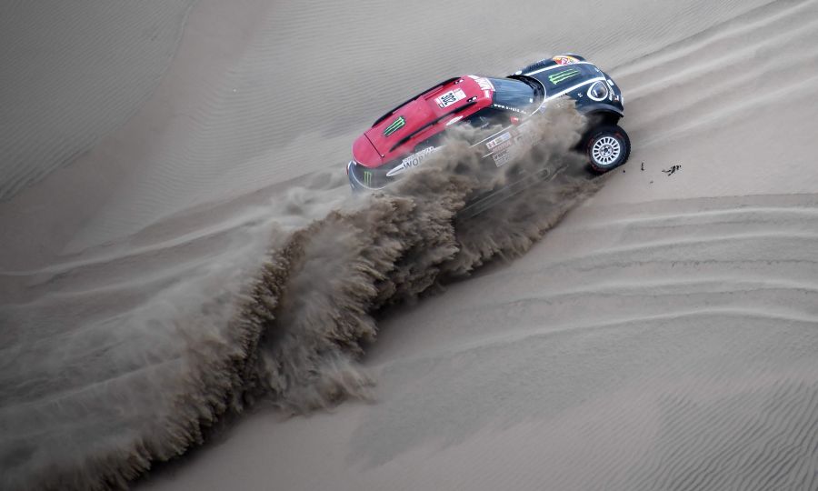 El Rally Dakar 2018 arrancó este pasado 6 de enero en Lima (Bolivia) y finalizará el próximo 20 de enero en Córdoba (Argentina). Las 14 etapas de este año recorrerán entre 8.276 kilómetros y 8.793, dependiendo de la categoría