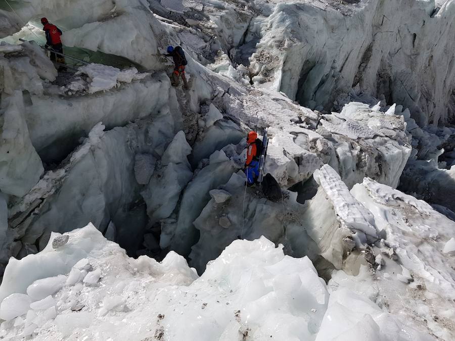 El glaciar Khumbu se encuentra en la vertiente nepali, paso obligatorio hacia la cima que se encuentra nada más salir del campo base. Es un caos de hielo, grietas y seracs en movimiento donde son habituales los desprendimientos