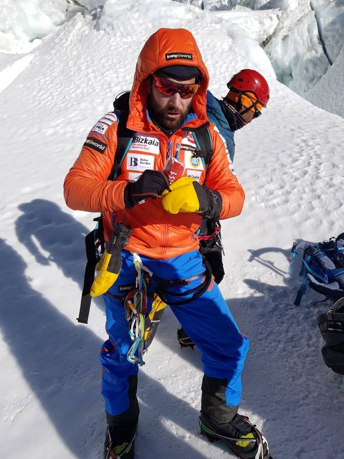 El glaciar Khumbu se encuentra en la vertiente nepali, paso obligatorio hacia la cima que se encuentra nada más salir del campo base. Es un caos de hielo, grietas y seracs en movimiento donde son habituales los desprendimientos