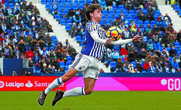 Velocidad. Álvaro Odriozola controla el esférico con el pecho ayer en el estadio de Butarque. 