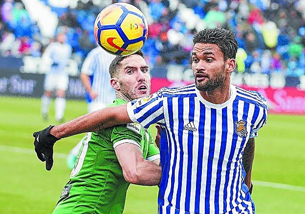 Willian José trata de proteger el balón ante la presión de Joseba Zaldua.