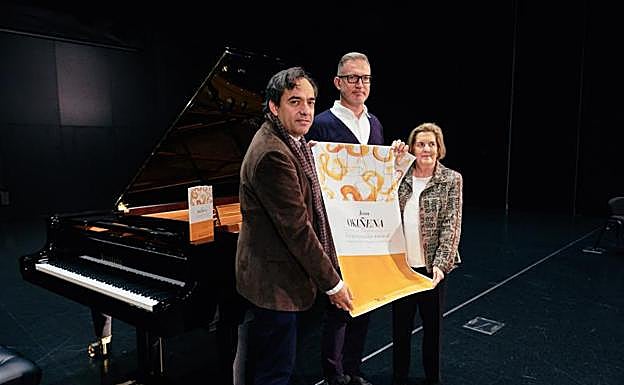 Josu Okiñena ha presentado su libro junto a los especialistas Gabriel Erkoreka, presidente de Musika Bulegoa, y Carmen Gómez Nieto, doctora de la Universidad de Valladolid