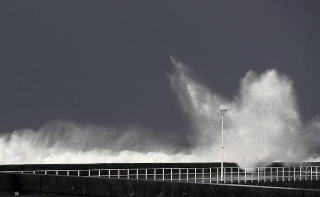 Aemet activa el aviso naranja por olas para este miércoles