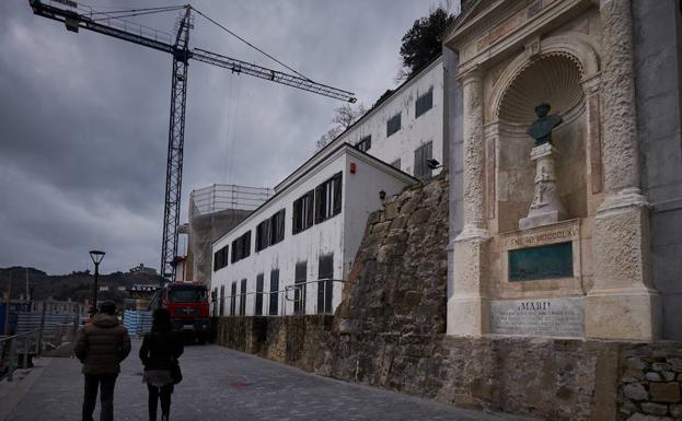 'Aita Mari' arrantzale eta marinelari eskainitako bustoa, Donostiako portuan