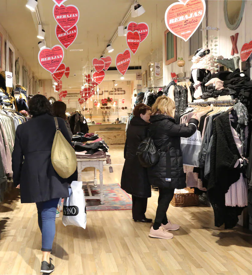 El inicio de las rebajas en Gipuzkoa este lunes provocaron pequeñas colas en algunos comercios . Los descuentos se podrán aprovechar hasta el 28 de febrero.