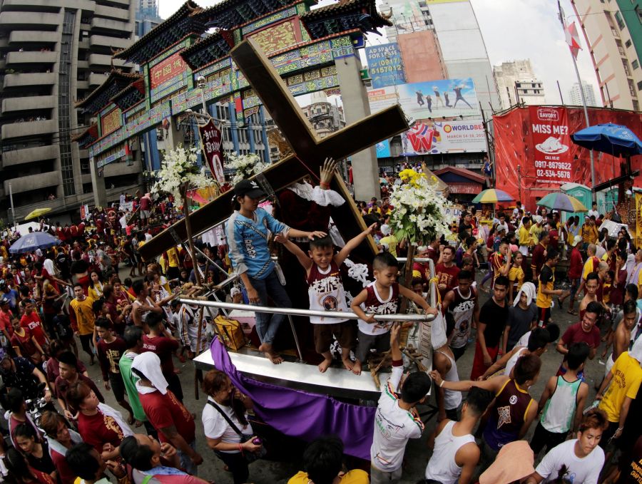 Devotos filipinos asisten a la multitudinaria procesión del Nazareno Negro que se celebra en Manila este martes 9 de enero. Filipinas ha desplegado a 7.500 policías y militares con motivo de esta procesión que congrega cada año a más de un millón de personas en el casco histórico de Manila. 