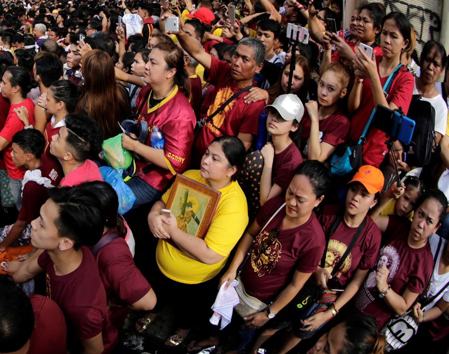 Devotos filipinos asisten a la multitudinaria procesión del Nazareno Negro que se celebra en Manila este martes 9 de enero. Filipinas ha desplegado a 7.500 policías y militares con motivo de esta procesión que congrega cada año a más de un millón de personas en el casco histórico de Manila. 