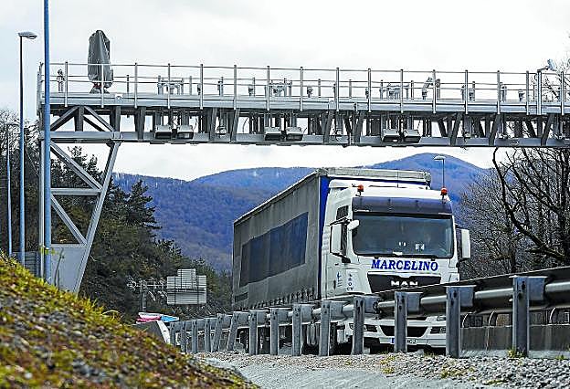 Un camión atraviesa el arco instalado en Etzegarate para cobrar peaje a vehículos pesados por cruzar la N-1.