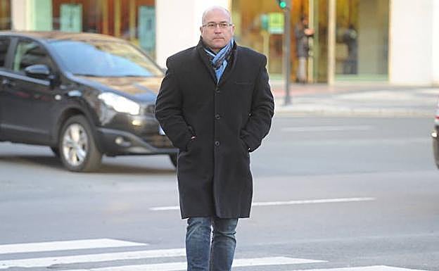 Alfredo de Miguel camina hacia el Palacio de Justicia de Vitoria.