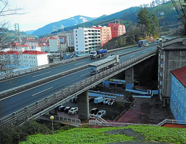 Los vecinos de Ipurua ven inseguro el viaducto de la autopista y solicitan mejoras