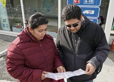 Imagen secundaria 1 - Una de las oficinas en las que se puede abonar el peaje y dos camioneros consultando las tarifas.