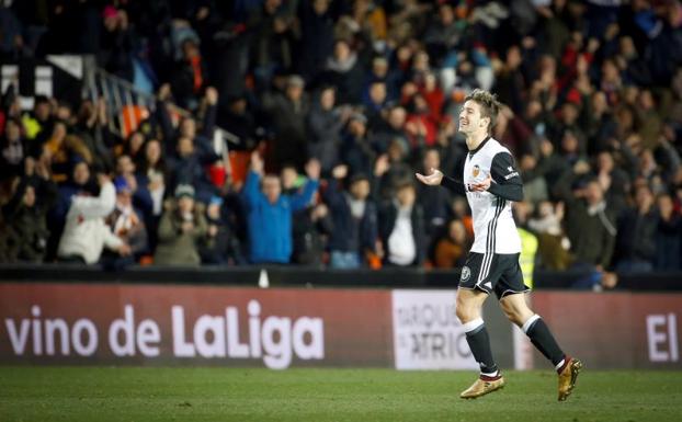 Luciano Vietto celebra uno de sus tres goles.