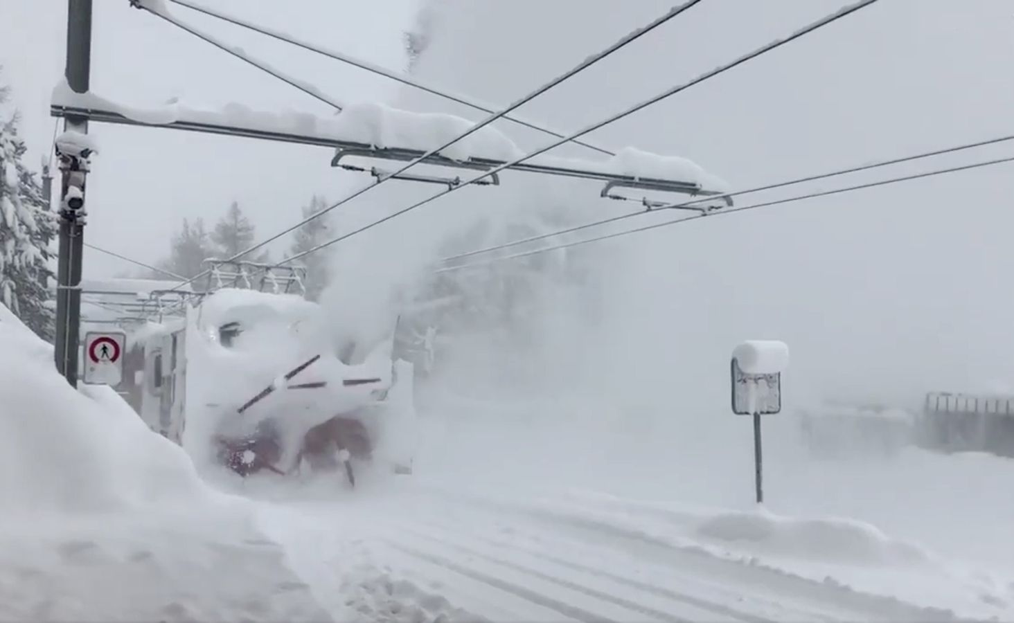 Los turistas alojados en la estación suiza de Zermatt han sido desalojados en helicóptero al quedar aislados por la nieve 