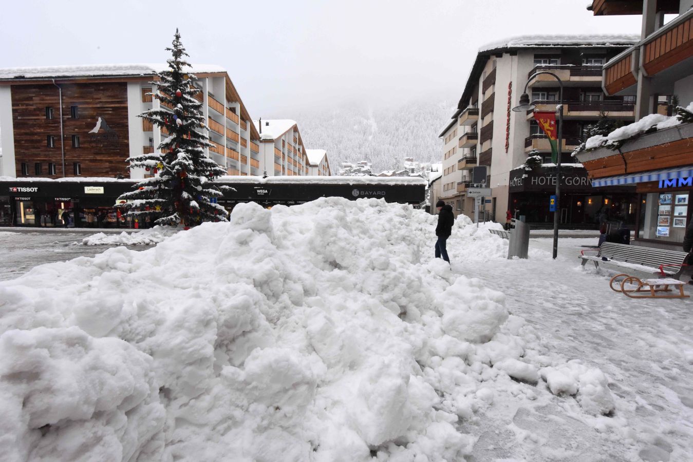 Los turistas alojados en la estación suiza de Zermatt han sido desalojados en helicóptero al quedar aislados por la nieve 