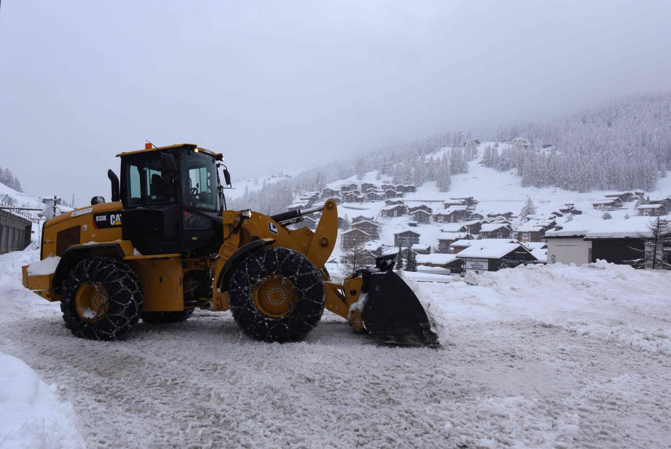 Los turistas alojados en la estación suiza de Zermatt han sido desalojados en helicóptero al quedar aislados por la nieve 