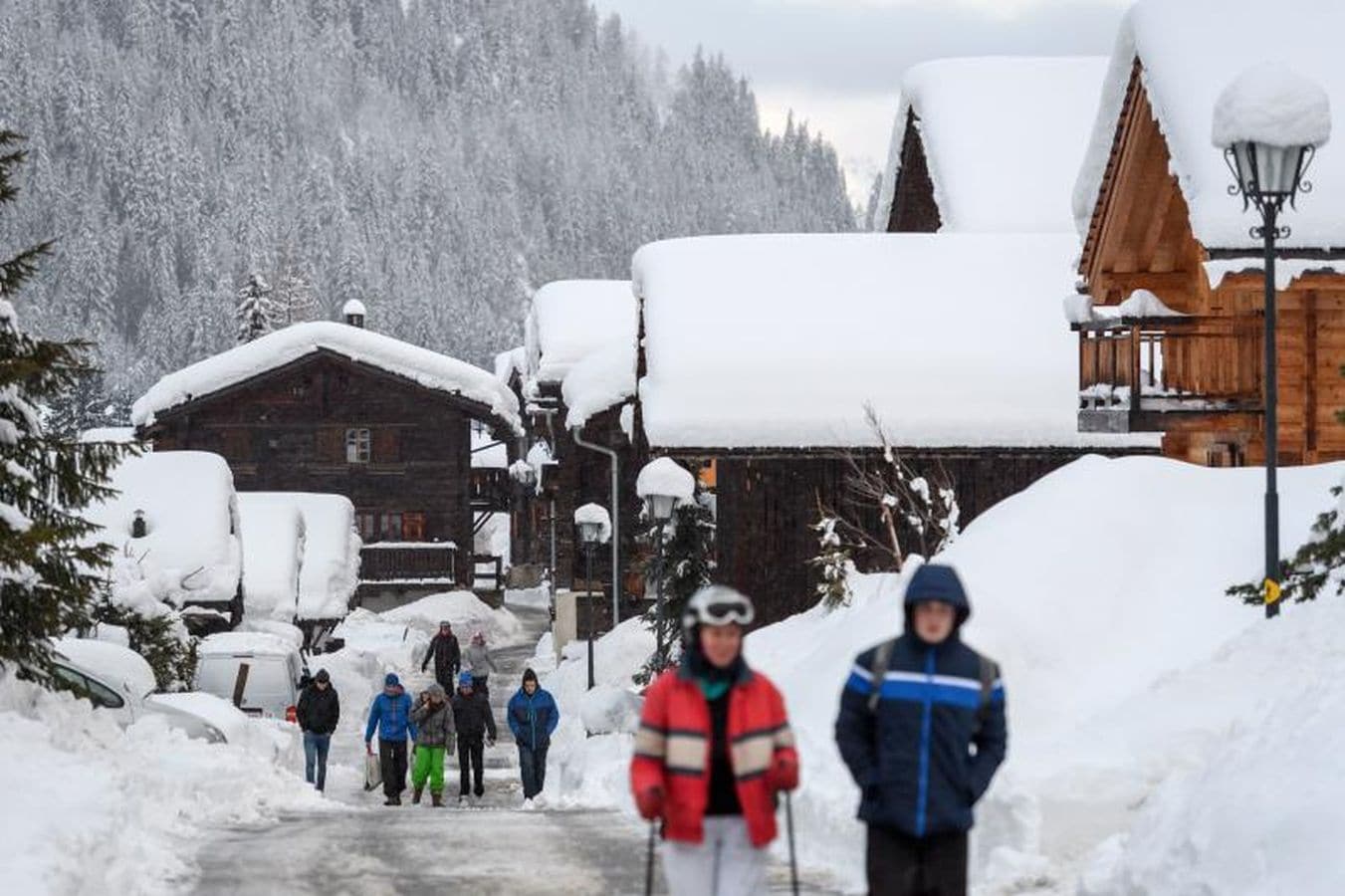 Los turistas alojados en la estación suiza de Zermatt han sido desalojados en helicóptero al quedar aislados por la nieve 