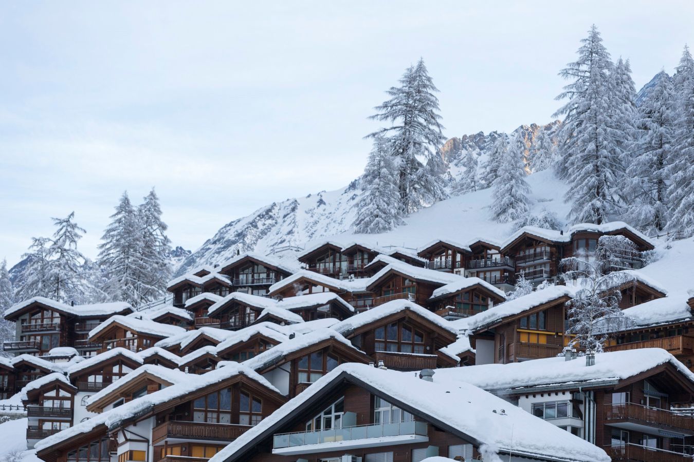 Los turistas alojados en la estación suiza de Zermatt han sido desalojados en helicóptero al quedar aislados por la nieve 