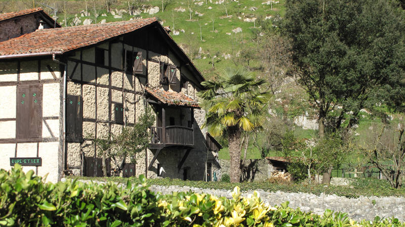 Muy cerca del centro geográfico de Gipuzkoa, en el valle de Salubita, el paso del tiempo y el vertiginoso descenso del río Igaran han esculpido la tierra a su antojo