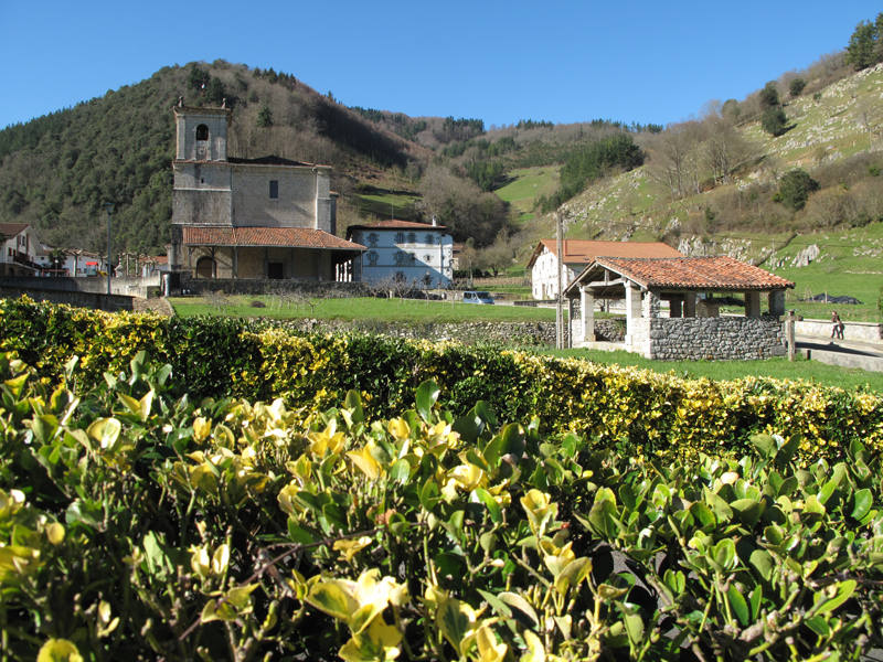 Muy cerca del centro geográfico de Gipuzkoa, en el valle de Salubita, el paso del tiempo y el vertiginoso descenso del río Igaran han esculpido la tierra a su antojo