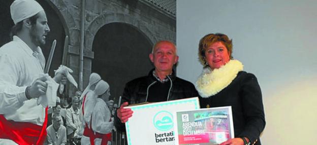 Entrega del último premio del calendario municipal de 2017 a Amador Blanco.