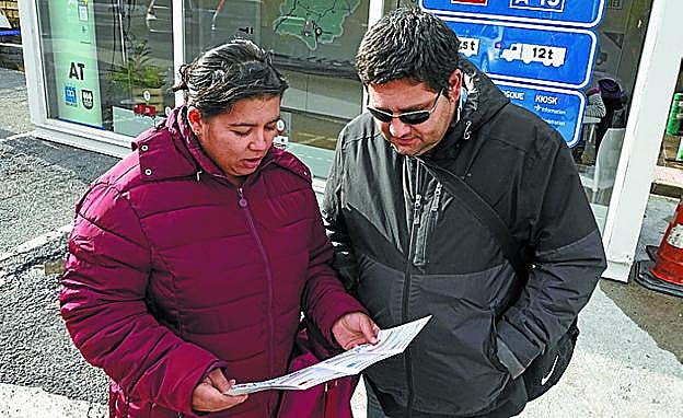 Luis Miguel y Gvida se informan junto a un kiosco.