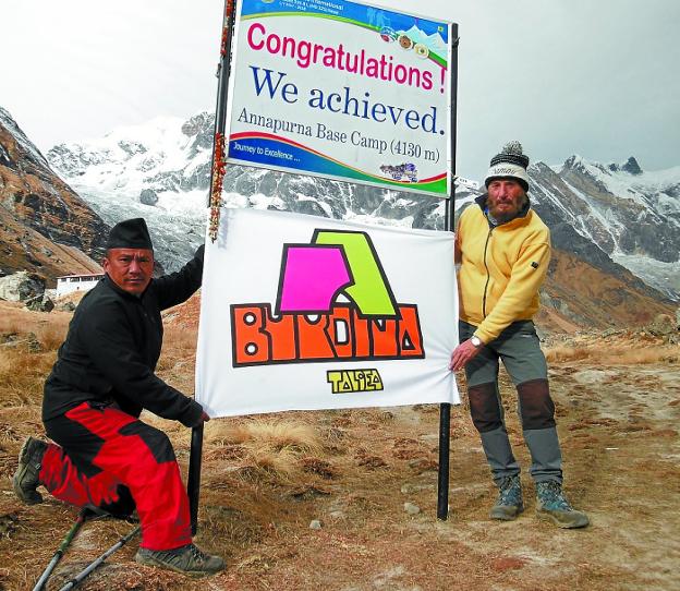 Javier Gallo junto a su sherpa y la bandera de Burdina Taldea en el Annapurna. 