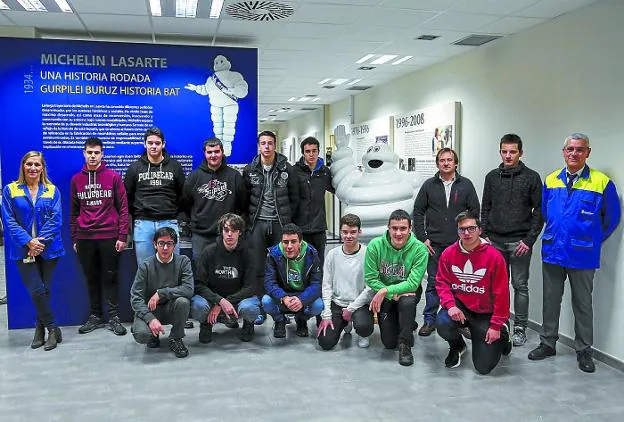 Los alumnos de Usurbilgo Lanbide Eskola en su visita a Michelin. 