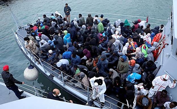 Una embarcación con inmigrantes en la costa de Libia. 