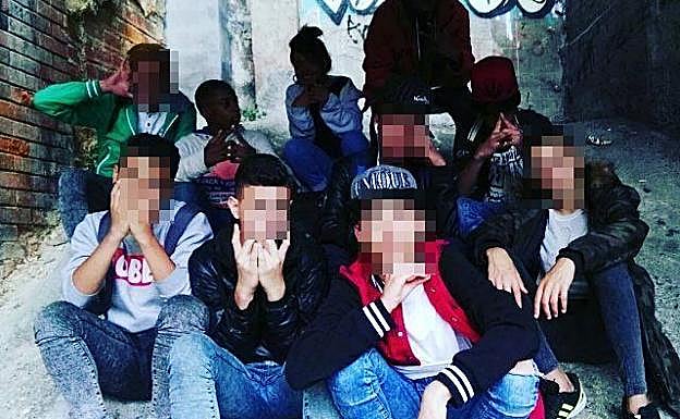 Fotografía colgada en las redes por miembros de ‘The Ghetto Family’, en la que se encuentra uno de los asaltantes de ‘Urren’.