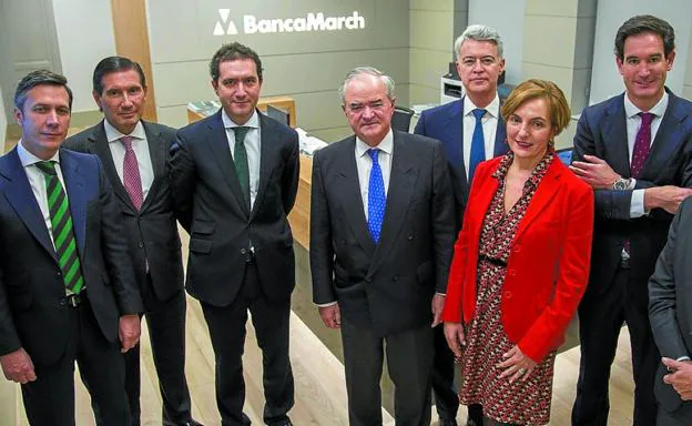 Jorge Bergareche, presidente de Consulnor y consejero de Banca March, rodeado de su equipo. 