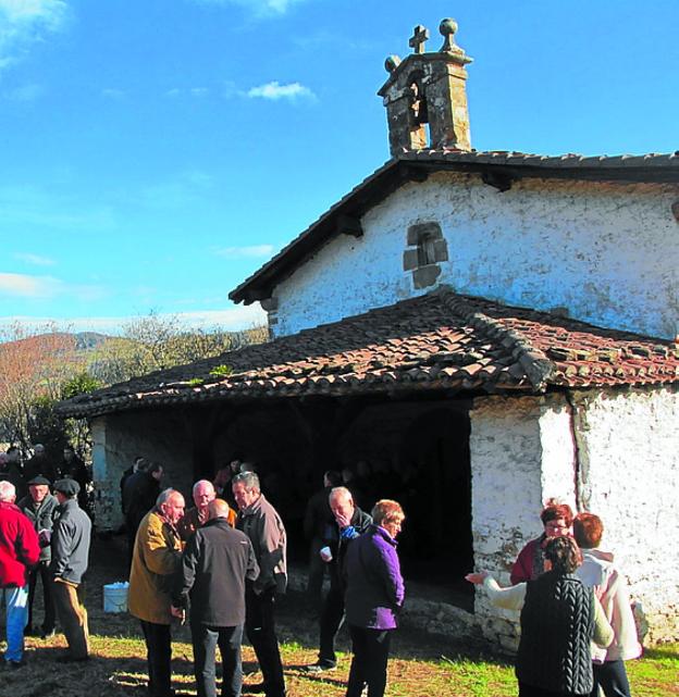 Vecinos reunidos delante del pórtico de la ermita.