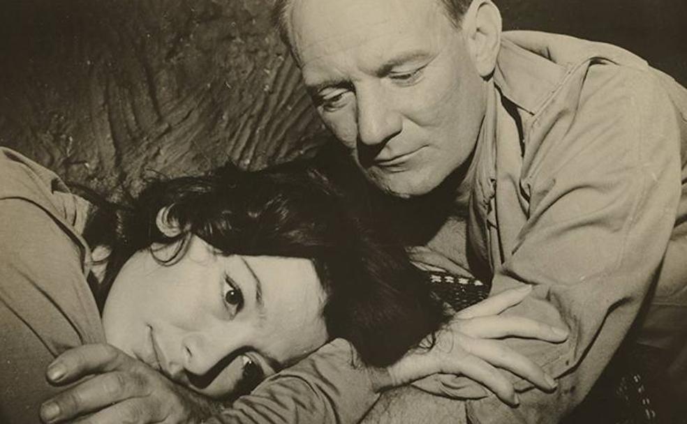 Trevor Howard y Juliette Gréco en una escena de 'Las raíces del cielo' (1958).