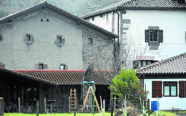 Menhir de Soalar en el exterior del Museo Etnográfico de Elizondo.