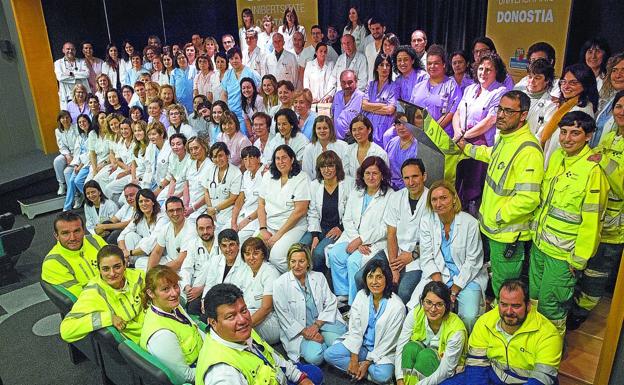 El equipo sanitario que interviene en toda la cadena de la donación de órganos posa en el Hospital Universitario Donostia.