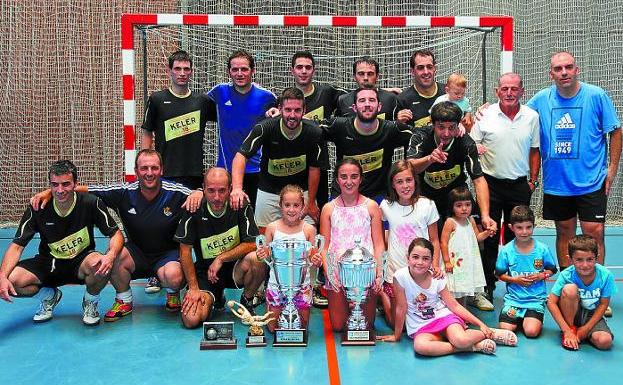 Fútbol sala. El Keler, con los trofeos conseguidos el año pasado como ganador del torneo. 