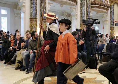 Imagen secundaria 1 - La alcaldesa se suma a la Tamborrada Infantil de San Sebastián
