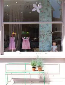 Imagen secundaria 2 - Interior y escaparate de Amaia Kids, la tienda londinense de Amaia Arrieta en pleno barrio de Chelsea.